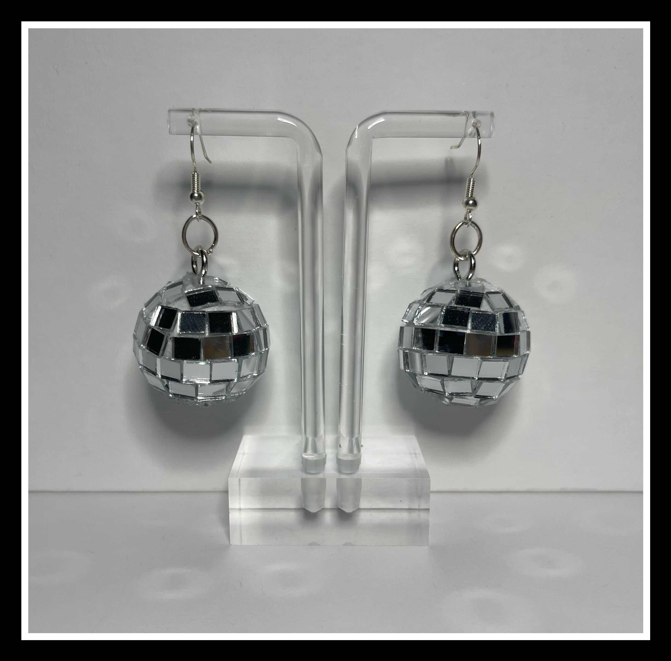 Disco Earrings Mirror Ball Earring 70's Mirrorball Disco Drop Dangle  Earrings 24mm Disco Punk Earrings Disco Ball Accessories 60s70s Silver Disco  Ball Earings for Women Outfits Costume Accessory : Amazon.co.uk: Fashion